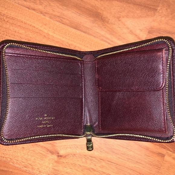 Authentic Louis Vuitton Taiga Zip Around Bifold Wallet - Picture 9 of 16